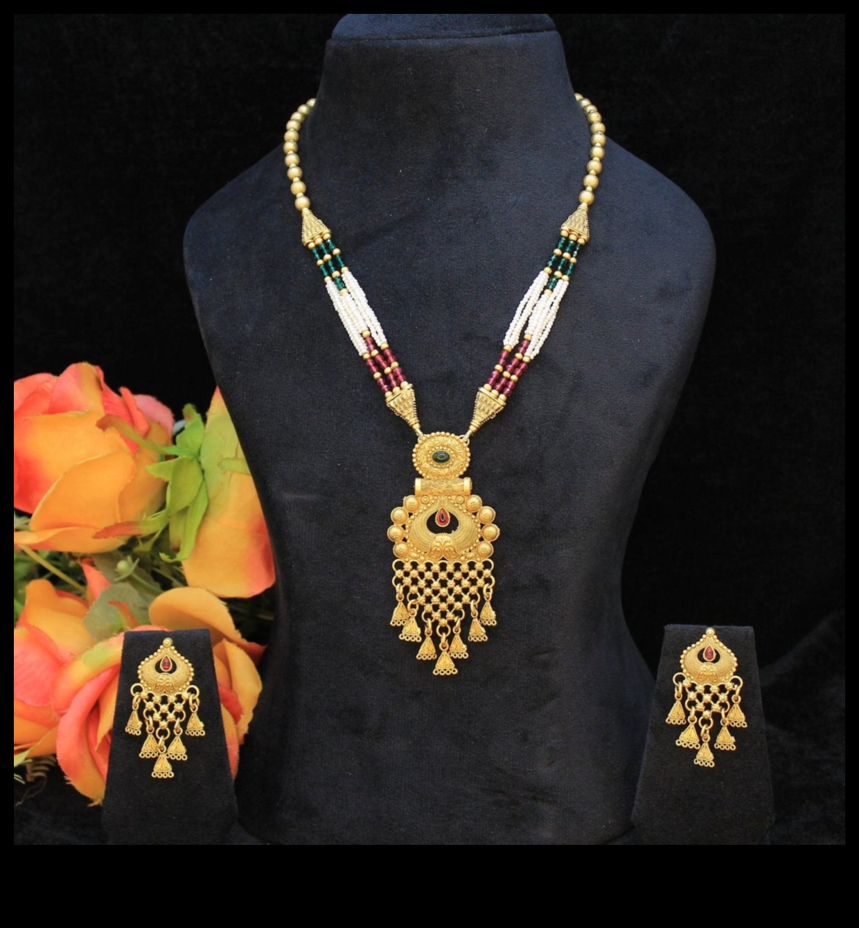 جاذبية لا نهائية: أطلق العنان لقوة تصميماتنا الجذابة للقلائد