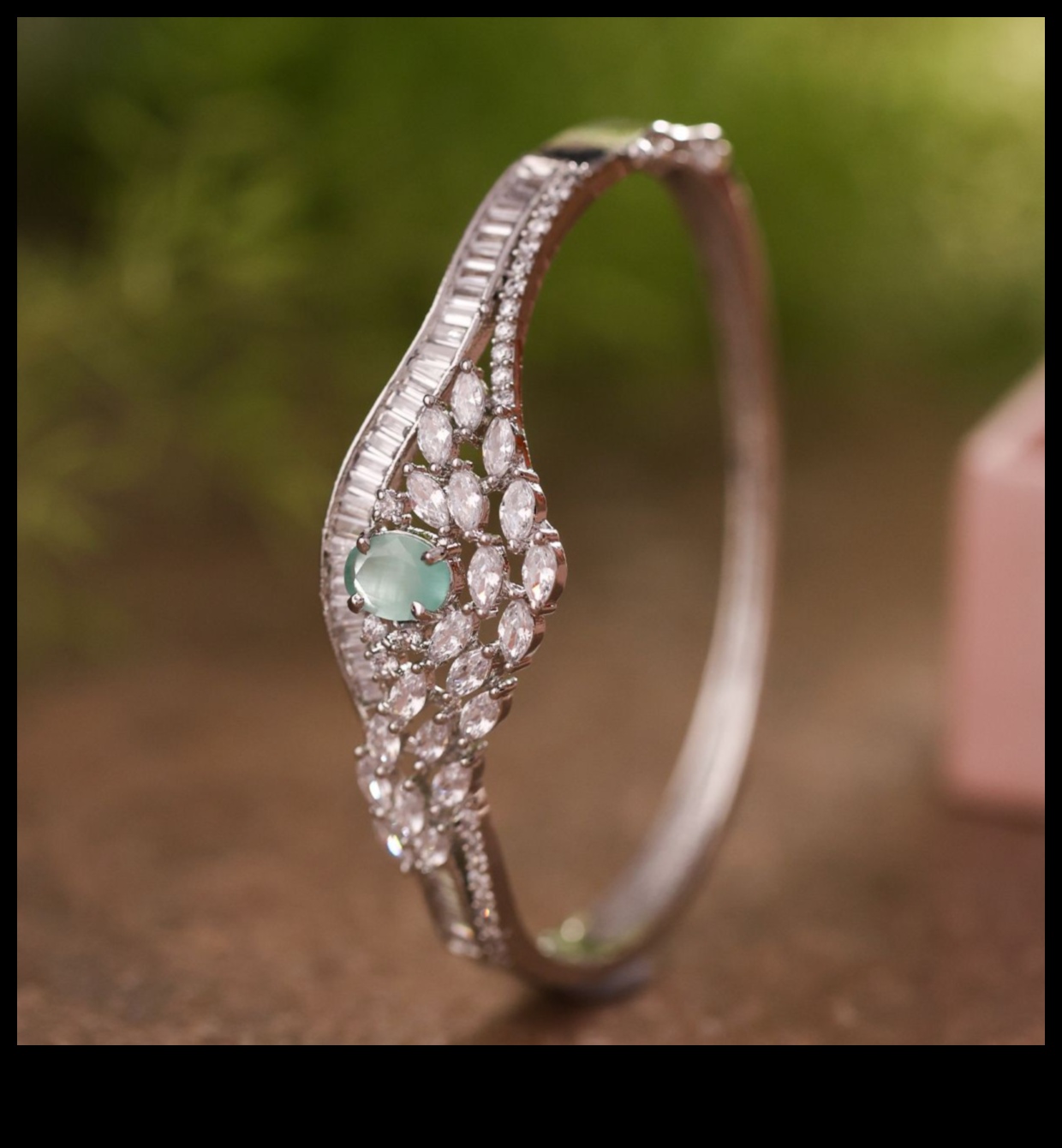 أحجار كريمة متلألئة تزين بإشعاع الماس للحصول على مظهر متألق 3 الأحجار الكريمة المتلألئة: تزين بإشعاع الماس